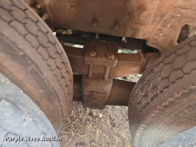 image for item ET1295 2002 International 7400 dump truck