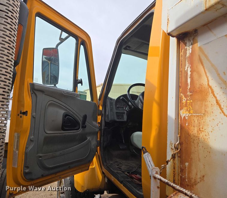 image for item ET1295 2002 International 7400 dump truck