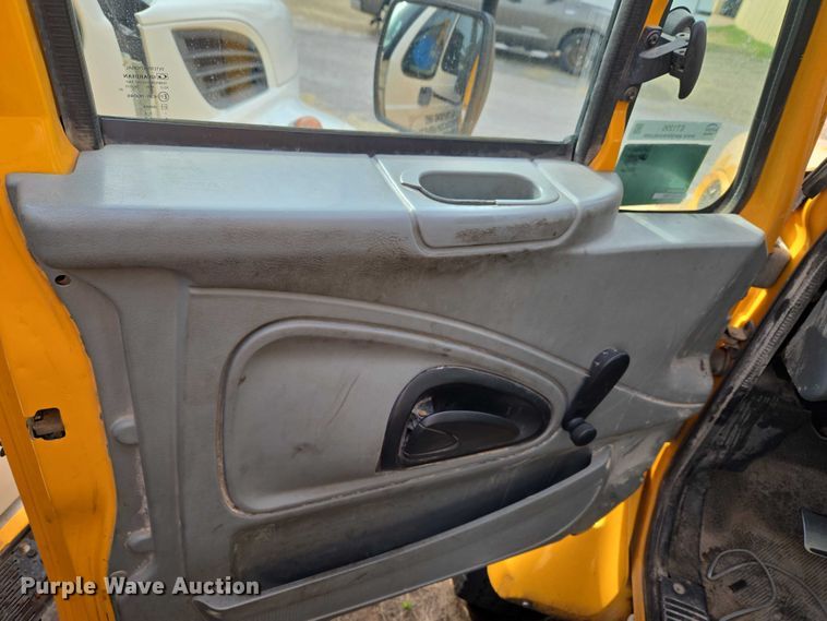 image for item ET1295 2002 International 7400 dump truck