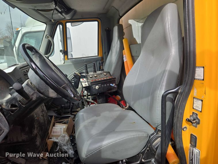 image for item ET1295 2002 International 7400 dump truck