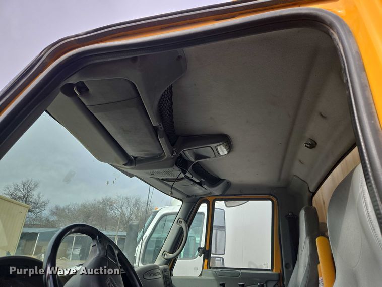 image for item ET1295 2002 International 7400 dump truck