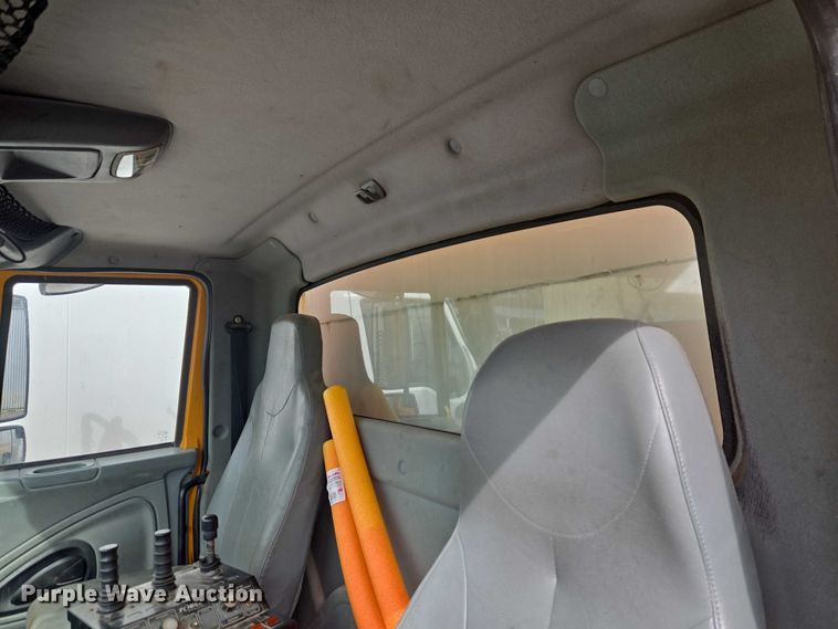 image for item ET1295 2002 International 7400 dump truck