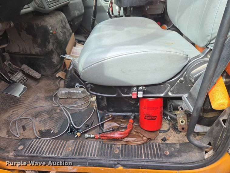 image for item ET1295 2002 International 7400 dump truck