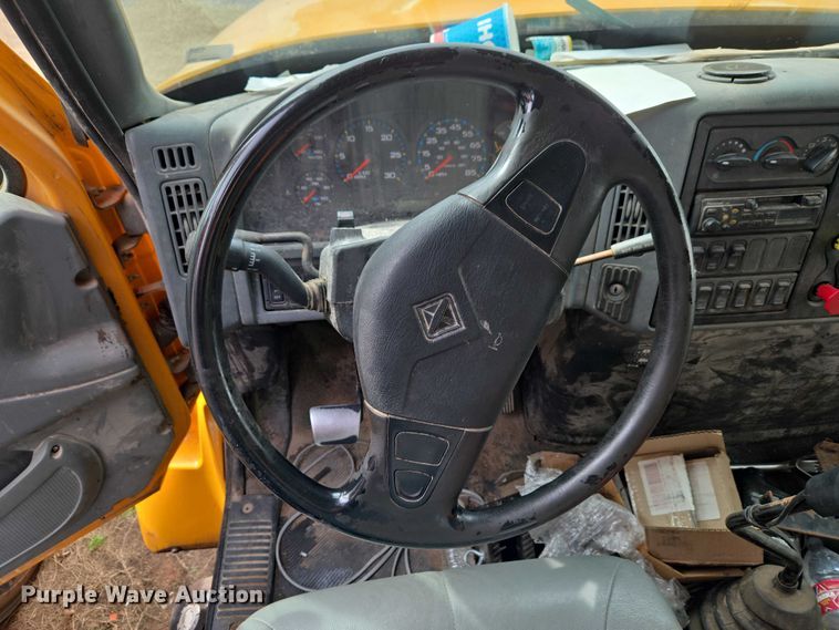 image for item ET1295 2002 International 7400 dump truck