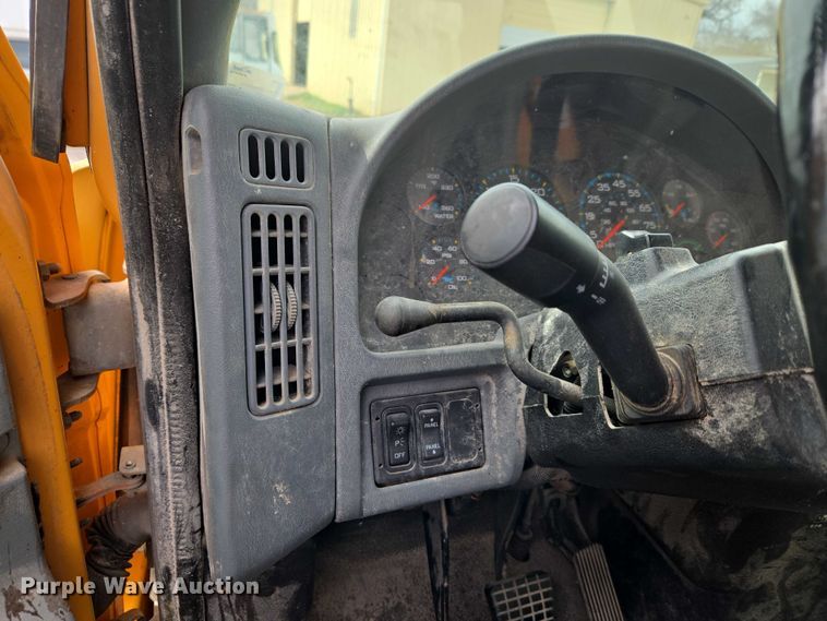 image for item ET1295 2002 International 7400 dump truck