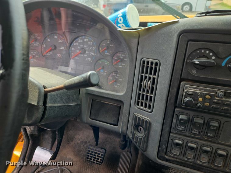 image for item ET1295 2002 International 7400 dump truck