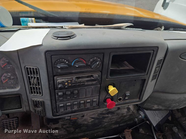 image for item ET1295 2002 International 7400 dump truck