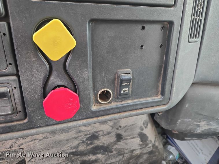 image for item ET1295 2002 International 7400 dump truck