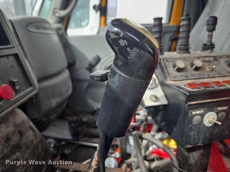 image for item ET1295 2002 International 7400 dump truck