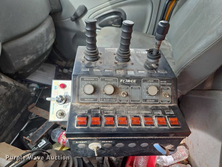 image for item ET1295 2002 International 7400 dump truck