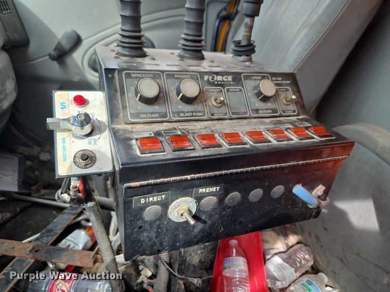 image for item ET1295 2002 International 7400 dump truck