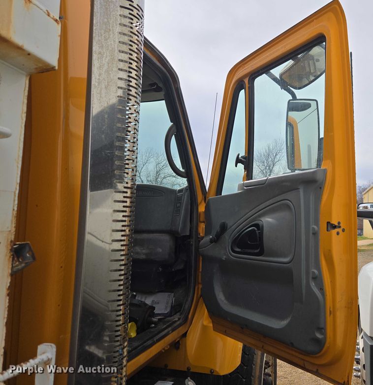 image for item ET1295 2002 International 7400 dump truck