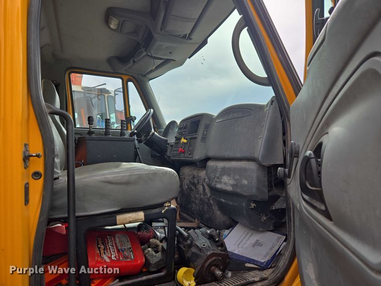 image for item ET1295 2002 International 7400 dump truck