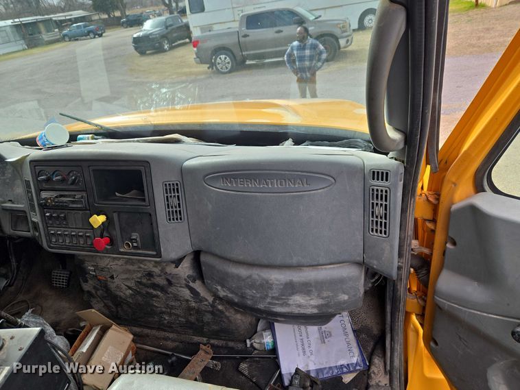 image for item ET1295 2002 International 7400 dump truck