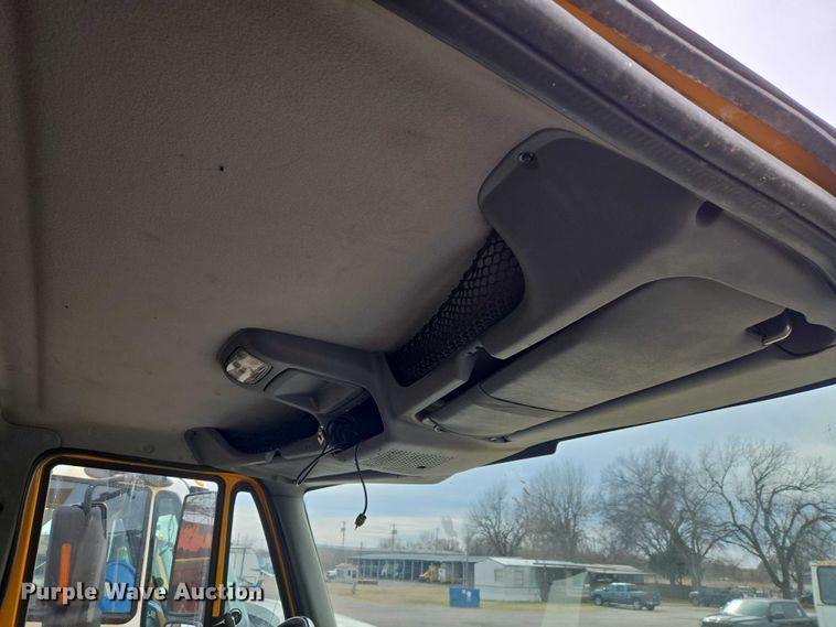 image for item ET1295 2002 International 7400 dump truck