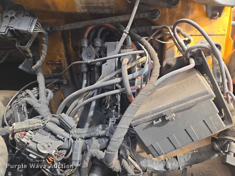 image for item ET1295 2002 International 7400 dump truck