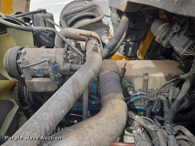 image for item ET1295 2002 International 7400 dump truck