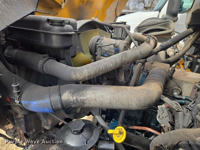 image for item ET1295 2002 International 7400 dump truck