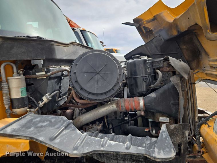 image for item ET1295 2002 International 7400 dump truck