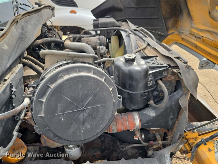 image for item ET1295 2002 International 7400 dump truck