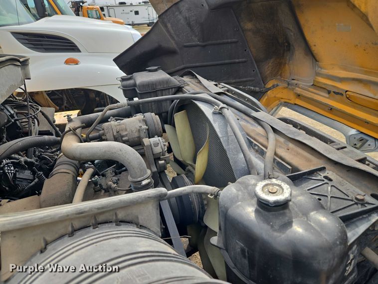 image for item ET1295 2002 International 7400 dump truck