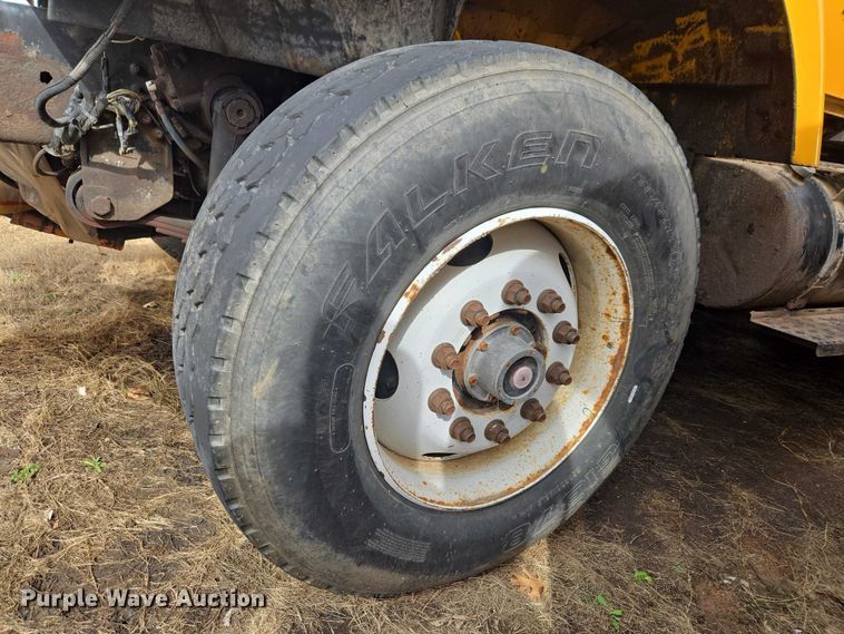 image for item ET1295 2002 International 7400 dump truck