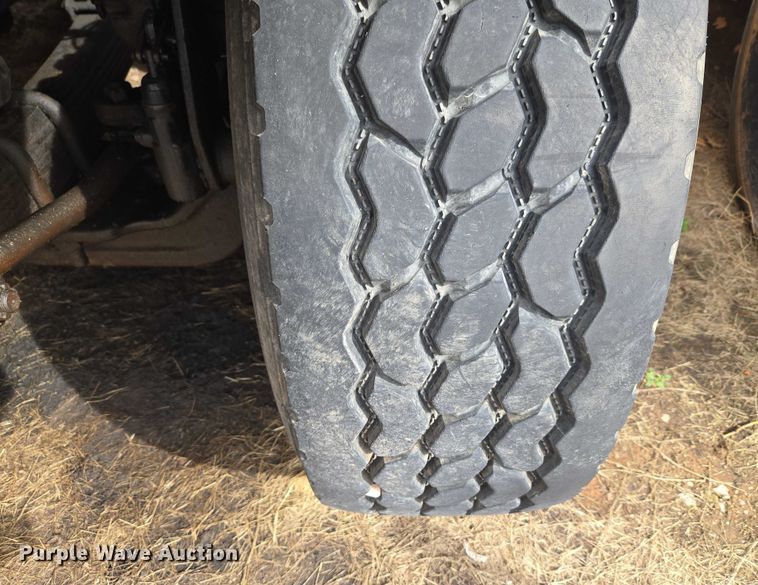 image for item ET1295 2002 International 7400 dump truck