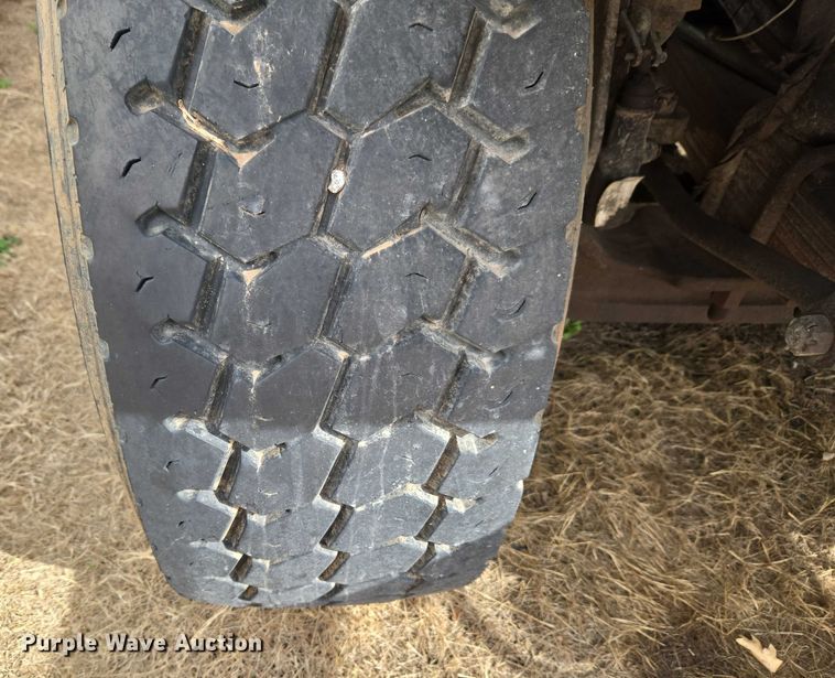 image for item ET1295 2002 International 7400 dump truck