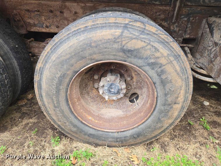 image for item ET1295 2002 International 7400 dump truck