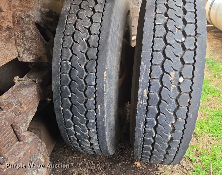 image for item ET1295 2002 International 7400 dump truck