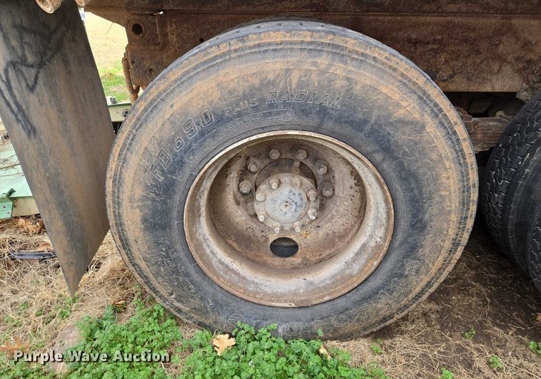 image for item ET1295 2002 International 7400 dump truck