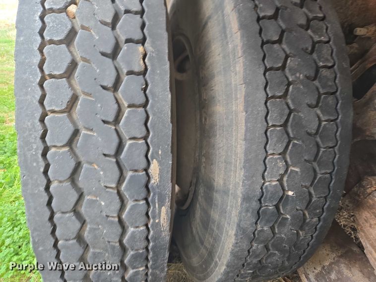 image for item ET1295 2002 International 7400 dump truck