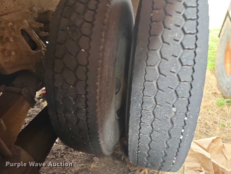 image for item ET1295 2002 International 7400 dump truck