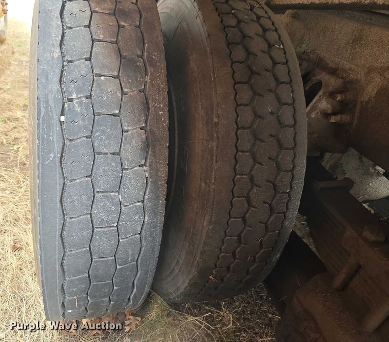 image for item ET1295 2002 International 7400 dump truck