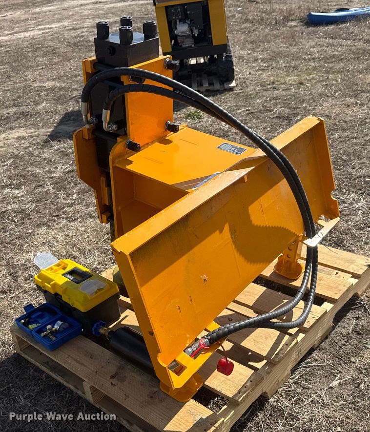 image for item ET1537 2025 AD680 skid steer post driver