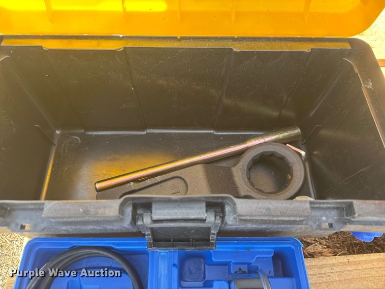 image for item ET1537 2025 AD680 skid steer post driver