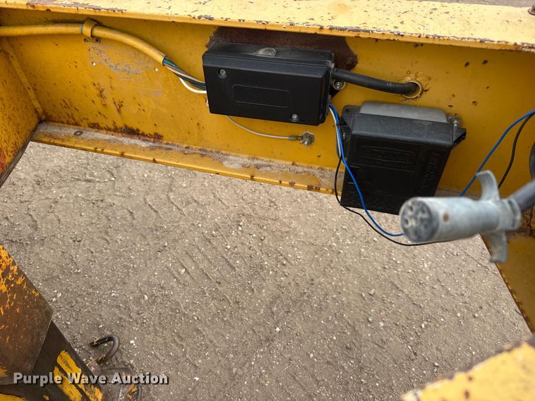 image for item ET4458 2001 Trail King TKT 20-2800 tilt deck equipment trailer