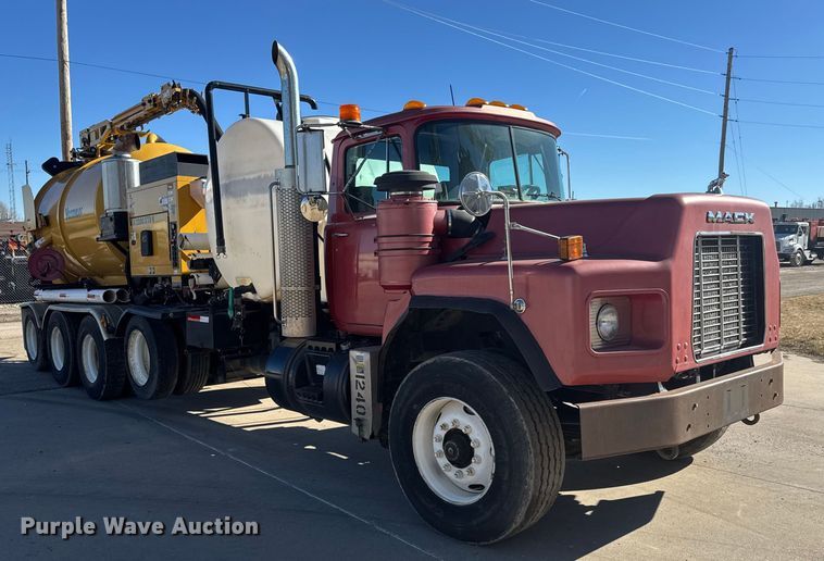 image for item ET4494 2002 Mack RB688S hydrovac truck