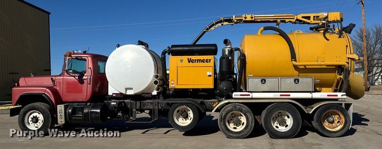 image for item ET4494 2002 Mack RB688S hydrovac truck