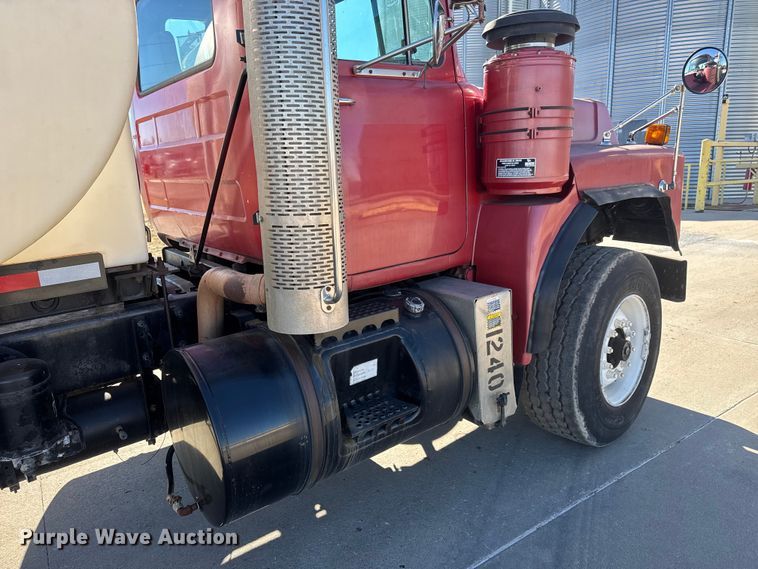 image for item ET4494 2002 Mack RB688S hydrovac truck