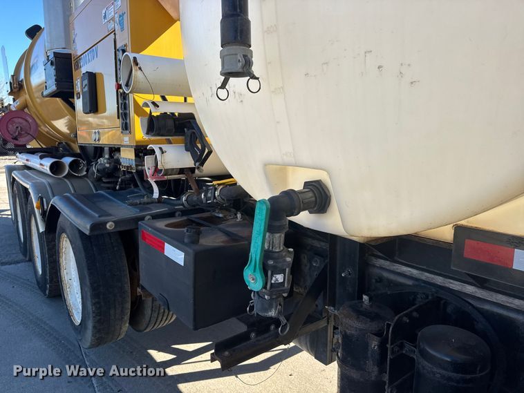 image for item ET4494 2002 Mack RB688S hydrovac truck