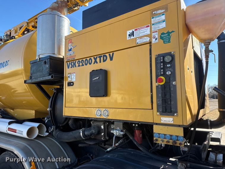 image for item ET4494 2002 Mack RB688S hydrovac truck