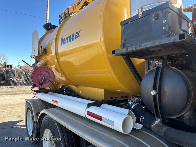 image for item ET4494 2002 Mack RB688S hydrovac truck