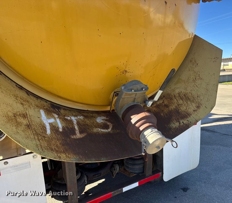 image for item ET4494 2002 Mack RB688S hydrovac truck