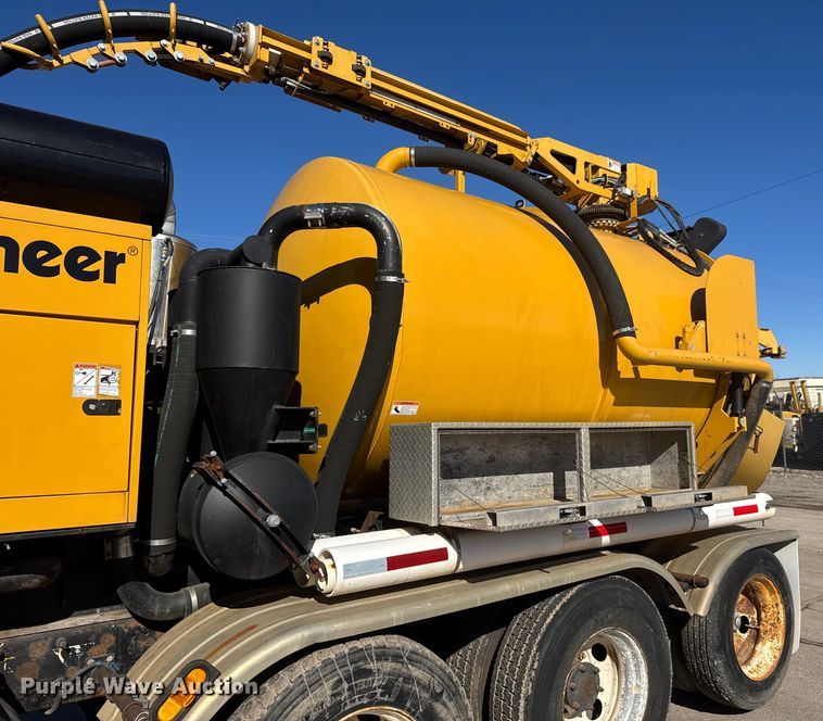 image for item ET4494 2002 Mack RB688S hydrovac truck