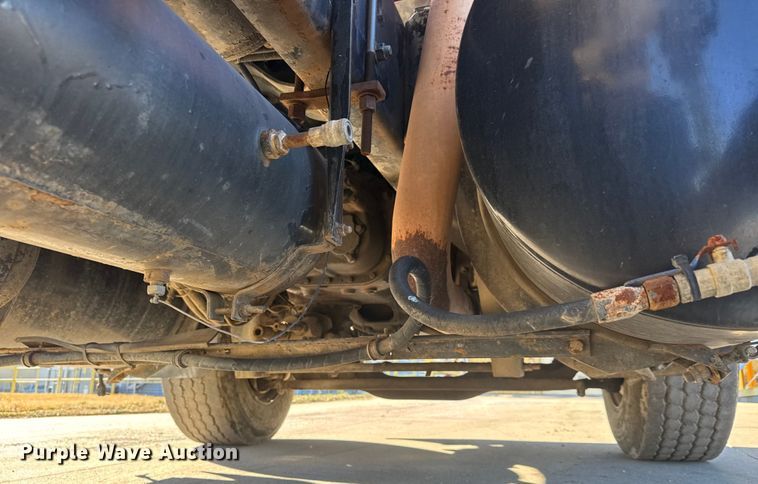 image for item ET4494 2002 Mack RB688S hydrovac truck