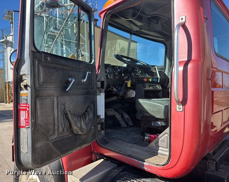 image for item ET4494 2002 Mack RB688S hydrovac truck