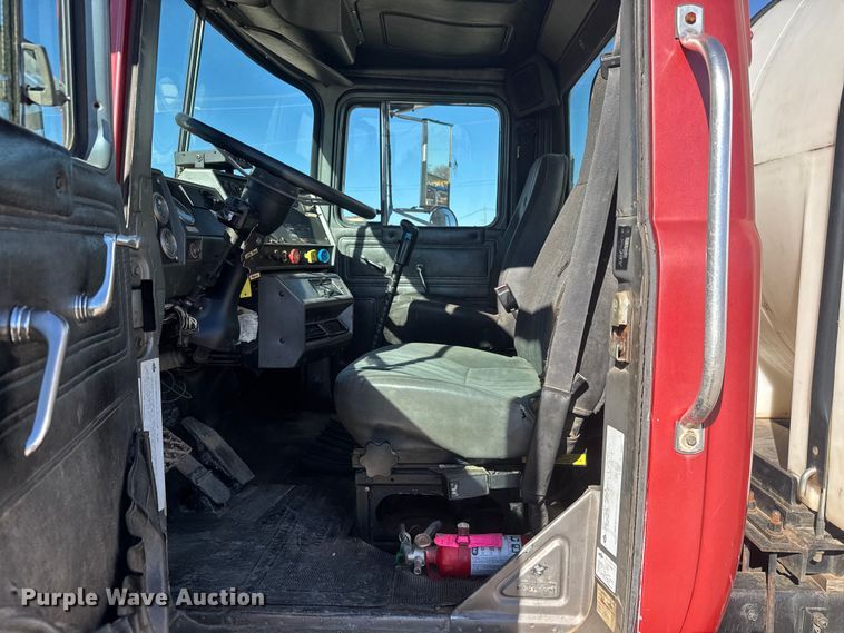 image for item ET4494 2002 Mack RB688S hydrovac truck