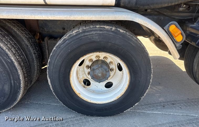 image for item ET4494 2002 Mack RB688S hydrovac truck