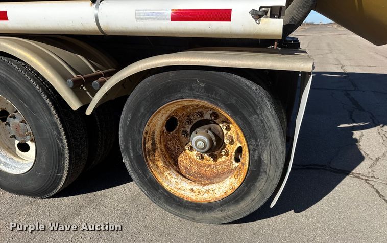 image for item ET4494 2002 Mack RB688S hydrovac truck